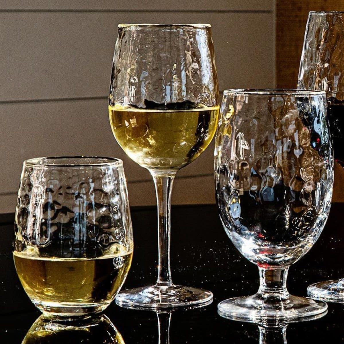Puro stemless and stemmed white wine glass reflect light effortlessly.